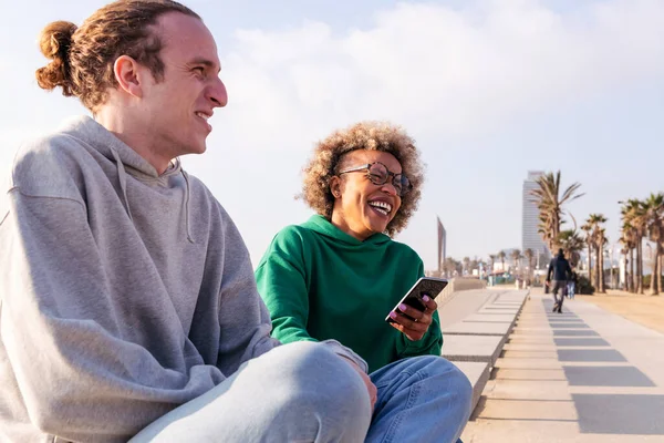 Genç Latin kadın bir bankta oturmuş gülüyor arkadaşıyla eğleniyor, yaşam tarzı ve arkadaşlık kavramı, metin için kopyalama alanı