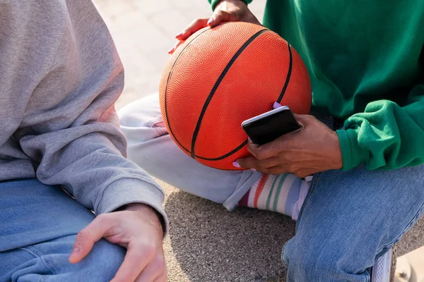 Detal Dłoni Kobiety Trzymającej Koszykówkę Smartfon Koncepcja Sportu Nowoczesnego Stylu — Zdjęcie stockowe