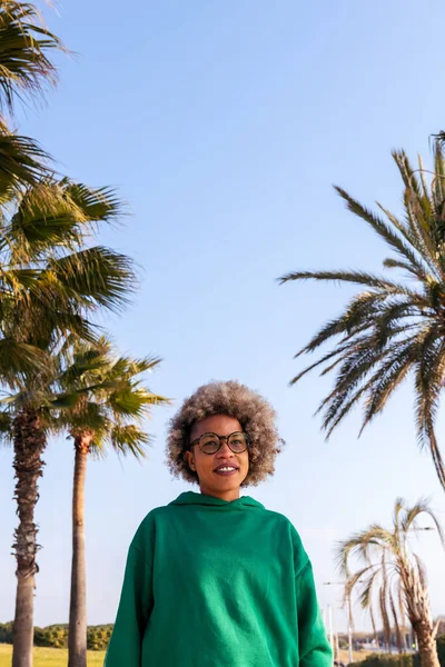 Junge Lateinische Frau Mit Brille Glücklich Lächelnd Neben Palmen Konzept — Stockfoto