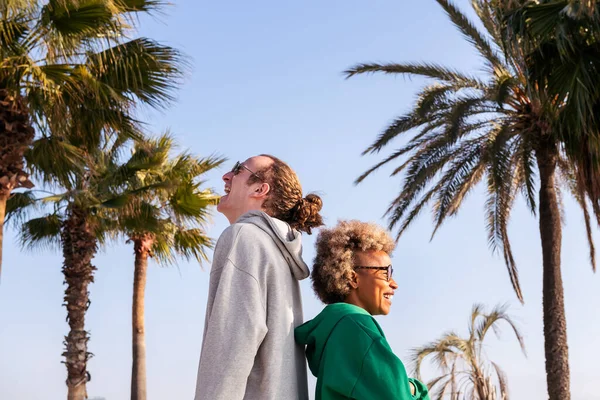 Mutlu ırklar arası bir çift komik gülüyor.