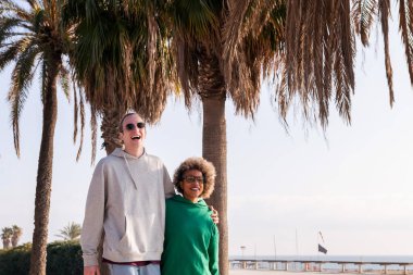 Genç çift yürüyüş yaparken iyi vakit geçiriyor.