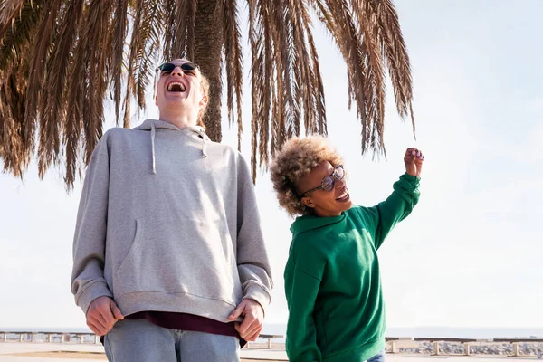 Couple dancing and laughing happy while strolling — Stockfoto