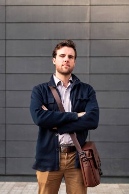 Kolları bağlı başarılı beyaz girişimci, girişimcilik ve iş kavramı, metin için kopyalama alanı