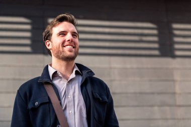 Başarılı beyaz girişimci mutlu gülümsüyor, girişimcilik ve iş kavramı, metin için kopyalama alanı