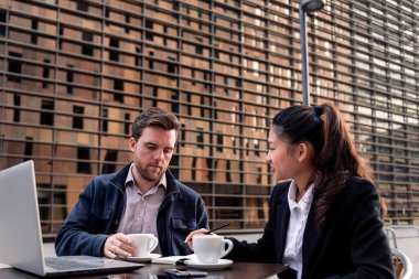Genç girişimci ortakların bir kahve dükkanının terasında, girişimcilik ve iş konseptinde, metin için kopyalama alanının olduğu bir çalışma toplantısı vardır.