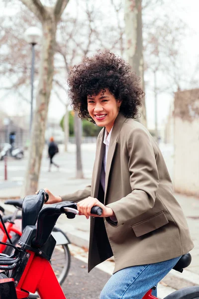 Smiling Young Woman Rides Electric Bike Rental Station Active Lifestyle — Fotografia de Stock