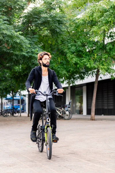Стильний Молодий Чоловік Їде Велосипеді Через Місто Міський Спосіб Життя — стокове фото