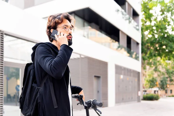 Stylish Young Man Standing His Bike Talking Mobile Phone City — Stockfoto