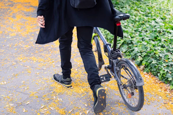 Ноги Неузнаваемого Молодого Человека Идущего Складном Велосипеде Городскому Парку Концепция — стоковое фото