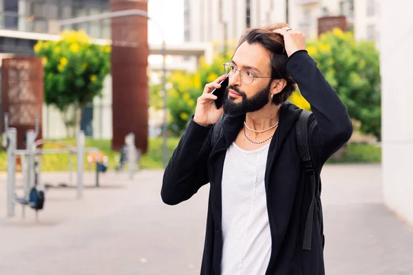 Stylischer Junger Mann Mit Bart Der Besorgt Auf Dem Handy — Stockfoto