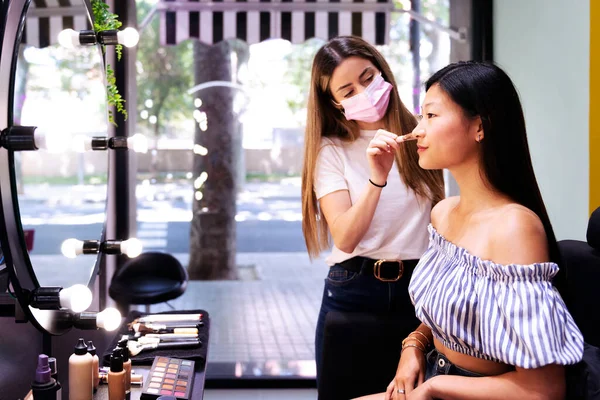 Professionell Makeup Artist Tillämpa Make Till Ung Asiatisk Kvinna Framför — Stockfoto