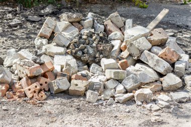 Bir yığın inşaat atığı. Beton ve tuğla parçaları.