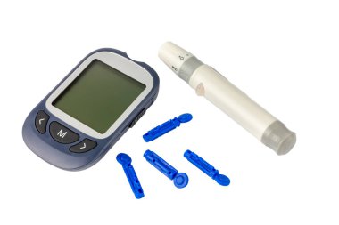 Beyaz arka planda elektronik glukometre. Kan şekerini ölçmek için bir cihaz.
