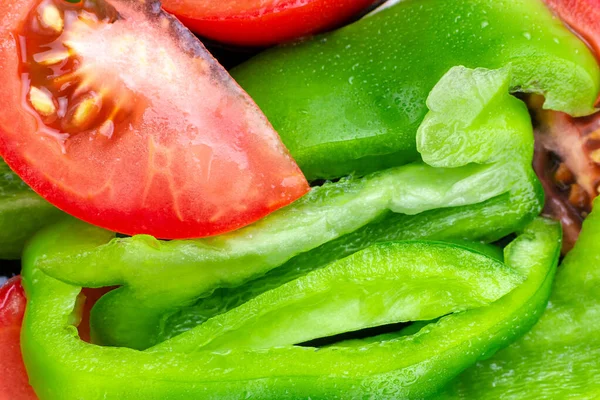 Organiczne warzywa z bliska. Mieszanka warzyw. Papryka i pomidor. — Zdjęcie stockowe