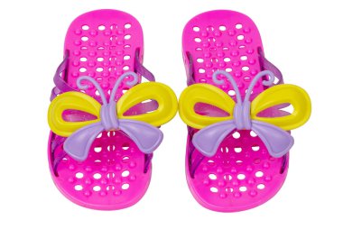 Beyaz arka planda çocuk terlikleri. Pembe terlikler..