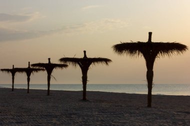 Kıyı şeridinde gün batımı. Sahilde alacakaranlık.