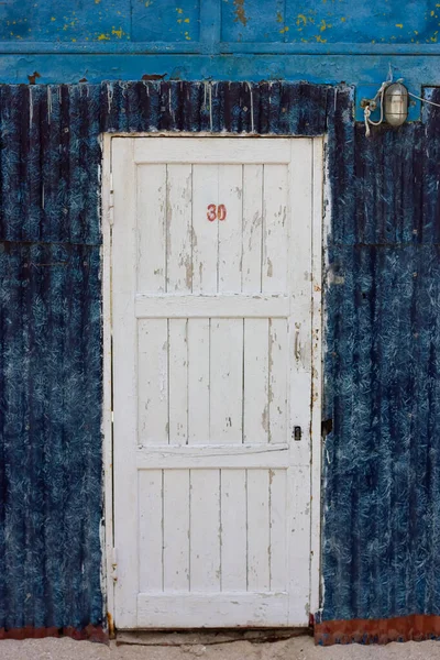 Oude houten deur. Nummer dertig. De deur naar het hotel. Spookachtige ingang. — Stockfoto