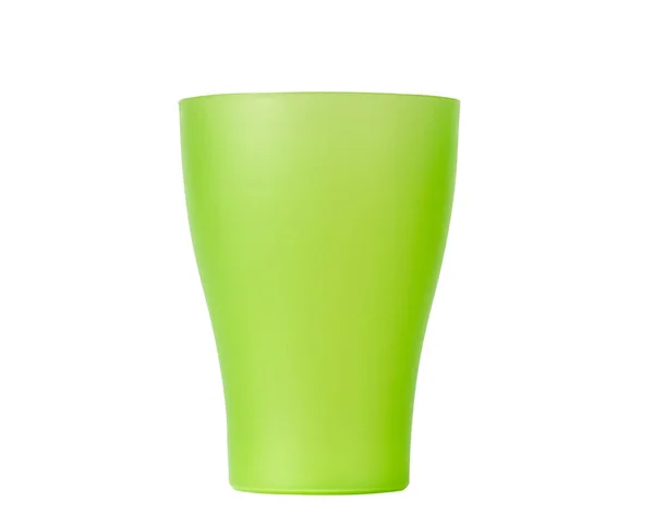 Taza de plástico verde. Aislar sobre un fondo blanco. Copa desechable. — Foto de Stock