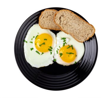 Tabakta sahanda yumurta. Beyaz arkaplanda izole et.