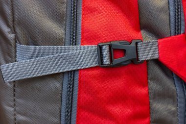 Seyahat çantasına toka tak. Yakın plan. Plastik karabina..