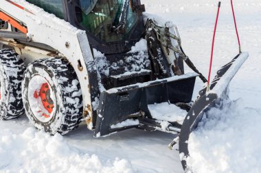 Buldozerle kar temizleme. Sokakları kardan temizliyorum. Kar Fırtınası.