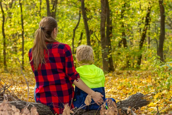 Anne ve oğlu sonbahar ormanında dinleniyor..