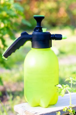 Elle bahçe spreyi. Elle bahçe spreyi. Bitki işleme ekipmanları. Bitki işleme ekipmanları. Açık yeşil plastik sprey.