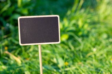 Boş ilan tahtası. Siyah renkli boş bir işaret. Bilgi İşaretçisi.