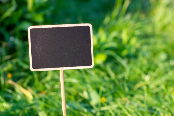 Boş ilan tahtası. Siyah renkli boş bir işaret. Bilgi İşaretçisi.