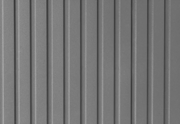 Серый ребристый металлический лист. Стальная ребристая поверхность. Профильное покрытие. — стоковое фото