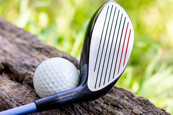 Titan-Golfclub. Ausrüstung zum Golfspielen. Golf ball. — Stockfoto