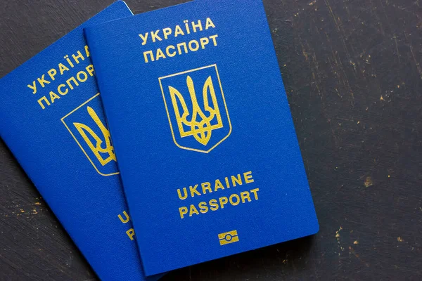 Dos pasaportes ucranianos. pasaporte internacional biométrico ucraniano. — Foto de Stock