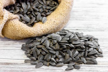 Masada ayçekirdeği var. Bir torba tohum..