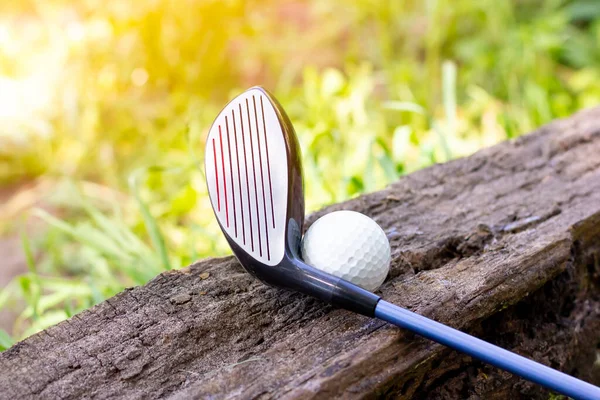 Golfausrüstung in der Sonne. Golfspielen bei Sonnenuntergang. — Stockfoto