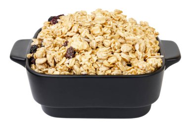 Siyah bir tabakta kuru müsli. Müsli izole et. Yüksek kalite fotoğraf