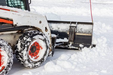 Kar temizleme ekipmanları. Kaldırımda ayakkabı karı var. Yüksek kalite fotoğraf