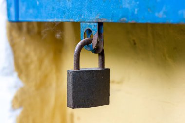 Posta kutusundaki eski bir asma kilit. Kapalı asma kilit. Yüksek kalite fotoğraf