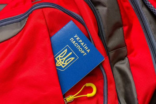 Empaquetando Bolsas Viaje Pasaporte Ciudadano Ucrania Bolsillo Una Bolsa Viaje — Foto de Stock