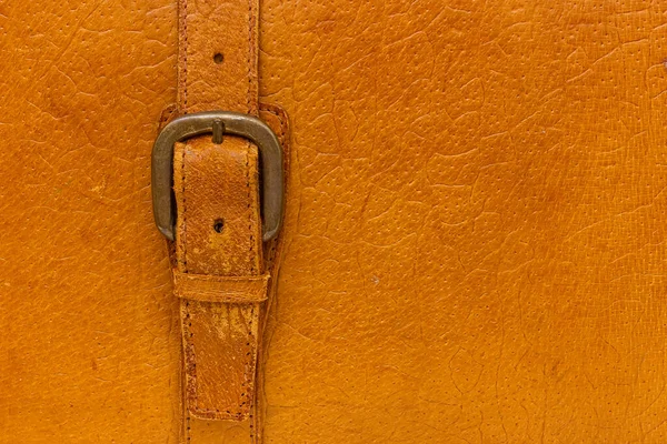 Eski bir valizin kemer tokası. Bağlantı yakın çekim. Yüksek kalite fotoğraf