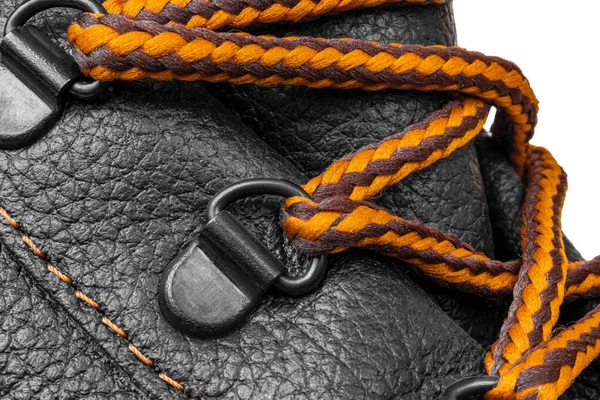 Sıkı ayakkabı bağcıkları. Siyah deri çizmede turuncu dantel. Yüksek kalite fotoğraf