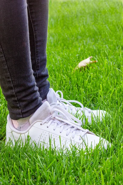 Womens Legs Black Jeans White Sneakers High Quality Photo — Stock Photo, Image