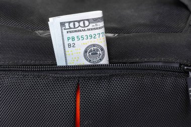 Çantanın açık cebinde 100 dolarlık banknot var. Yüksek kalite fotoğraf