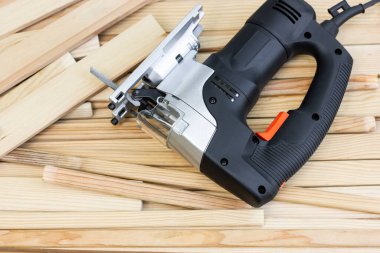 Marangozluk atölyesinde çalışma masası. Tahta tahtalar üzerinde ahşap işçiliği. Yüksek kalite fotoğraf