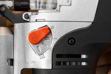 Elektrikli bir aletin üzerinde turuncu güç düğmesi. Düğmeye bas. Yüksek kalite fotoğraf