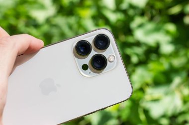 UKRAINE, DNEPR - 14 Temmuz 2022: akıllı telefon Apple Iphone 13 Pro. Bir kadının eli iPhone 13 Pro 'yu tutuyor. Yüksek kalite fotoğraf