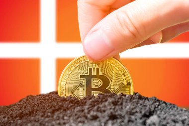 Danimarka 'da bitcoin' in yasallaştırılması. Danimarka bayrağının arka planına bitcoin yerleştirmek. Danimarka - kripto para birimine yatırım. Yüksek kalite fotoğraf