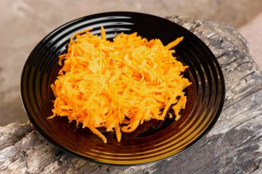 Rendelenmiş havuçlu siyah tabak. Sebze salatası. Yüksek kalite fotoğraf