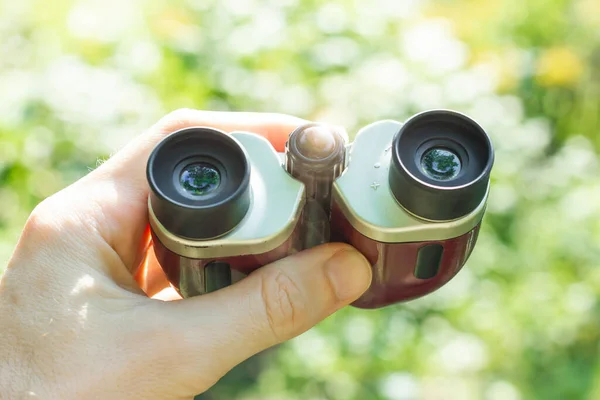 Sunshine Binoculars Hand Holds Binoculars High Quality Photo — Stock Photo, Image