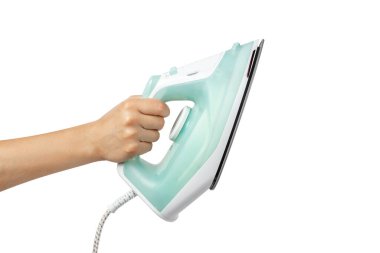 Eldeki elektrikli ütü beyaz arka planda izole edilmiş. Bir kadının eli ütüyü tutar. Giysiler demir gibi. Yüksek kalite fotoğraf