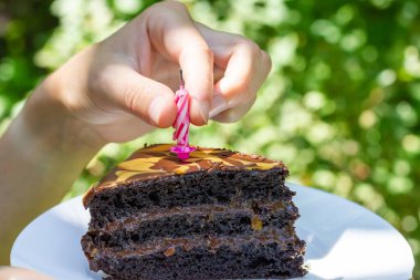 Sönmüş doğum günü mumu. Bir dilek tut. Mumları üfle. Yüksek kalite fotoğraf